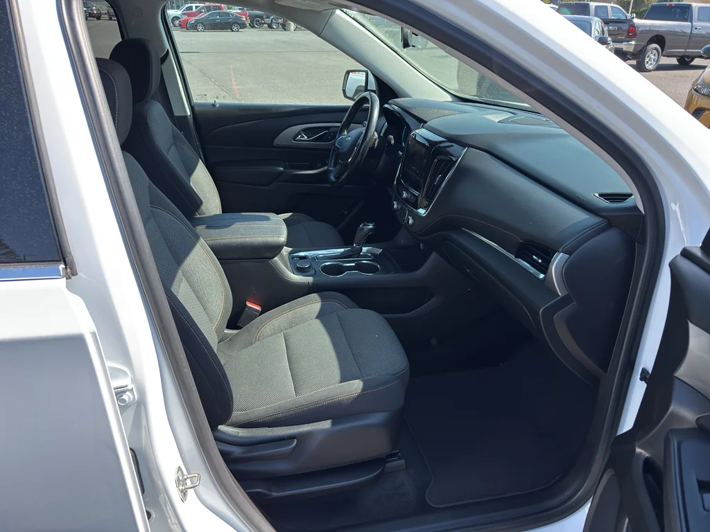 Used 2018 Summit White Chevrolet LT Cloth image 17
