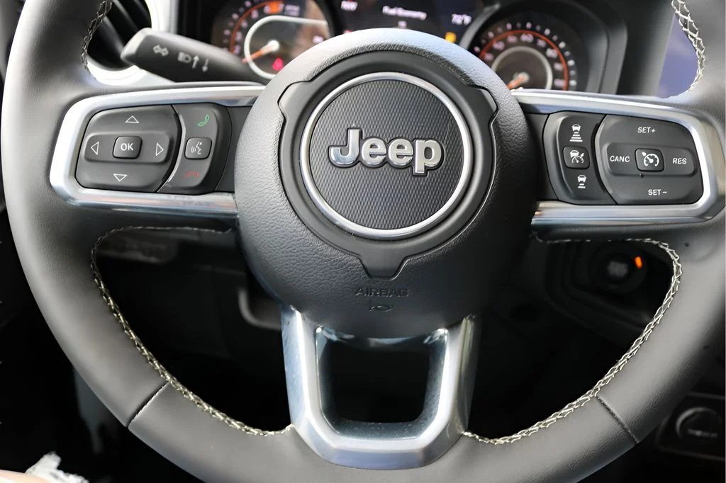 Used 2025 White Jeep Sahara image 21