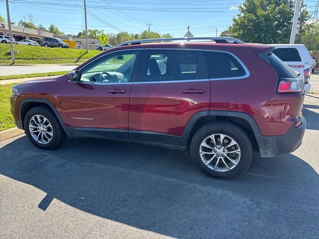 Used 2019 Red Jeep Latitude Plus image 12