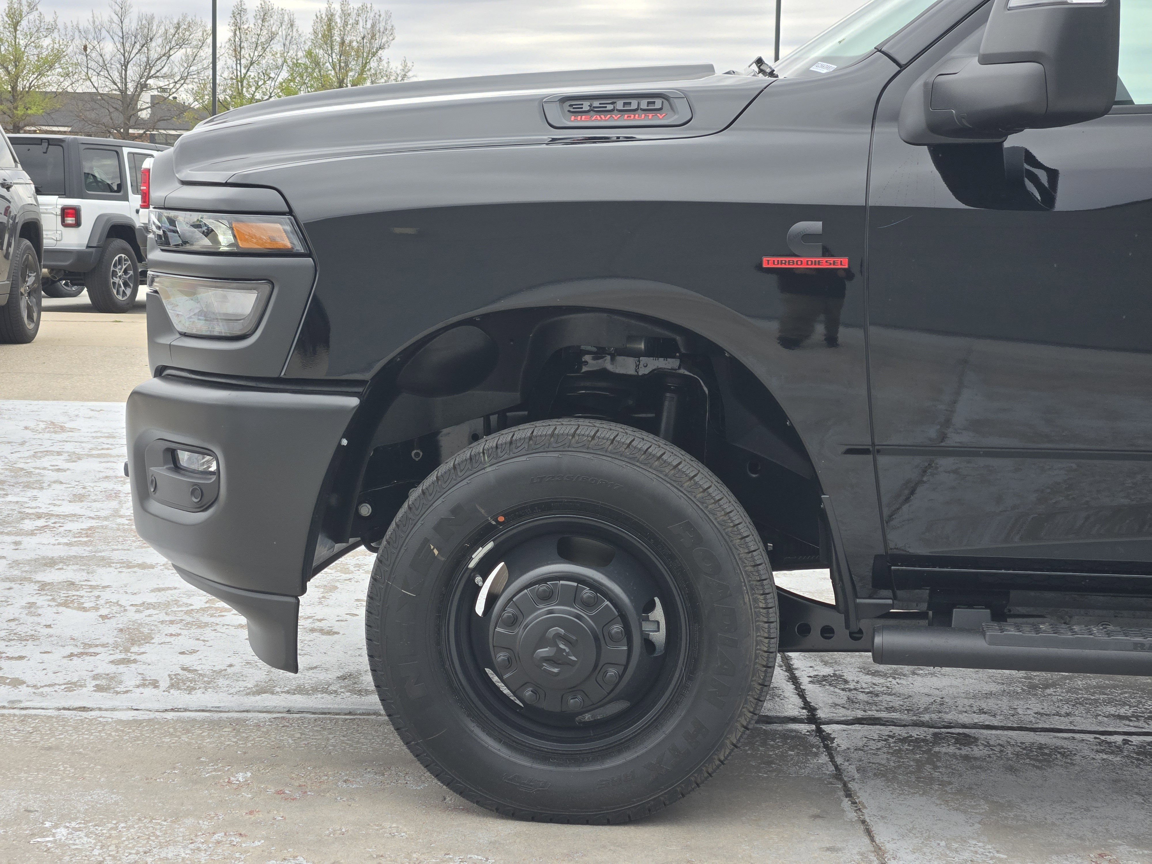 New 2026 Diamond Black Crystal Pearl-Coat Exterior Paint RAM Tradesman image 5