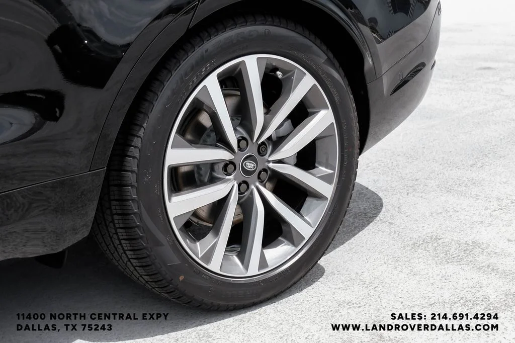 New 2026 Santorini Black Metallic Land Rover Dynamic SE image 45