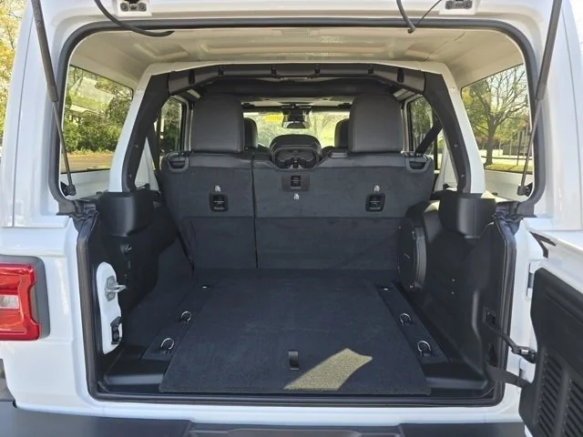 New 2026 Bright White Clearcoat Jeep Rubicon image 33