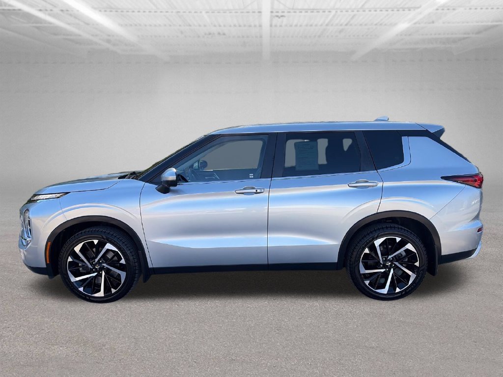 Used 2022 Silver Mitsubishi SE image 2