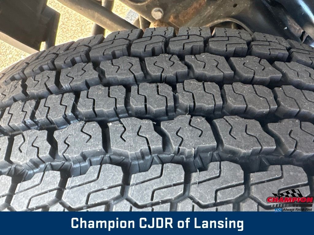 Used 2019 Silver Jeep Sport S image 27