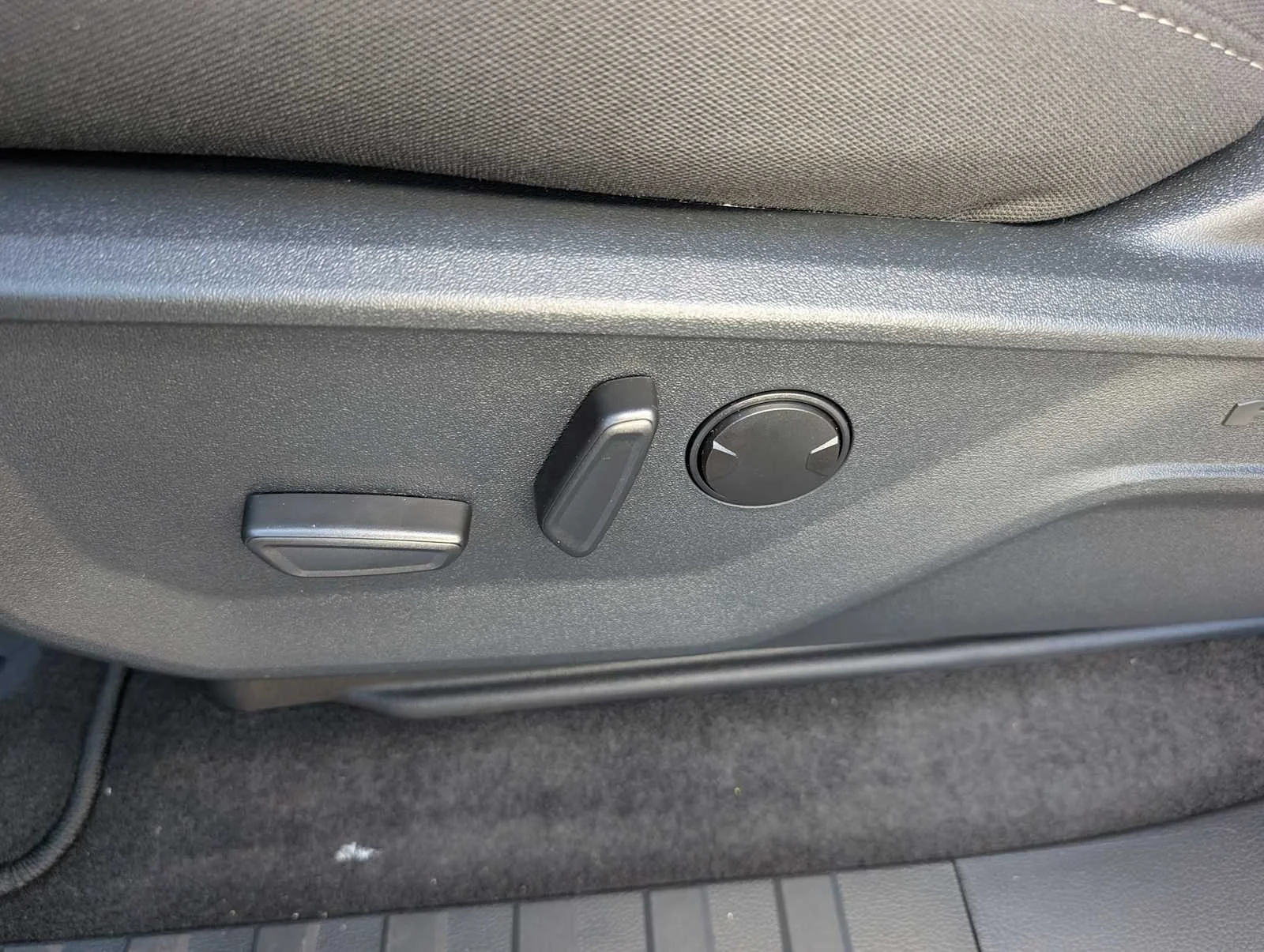 New 2026 Carbonized Gray Metallic Ford XLT image 32