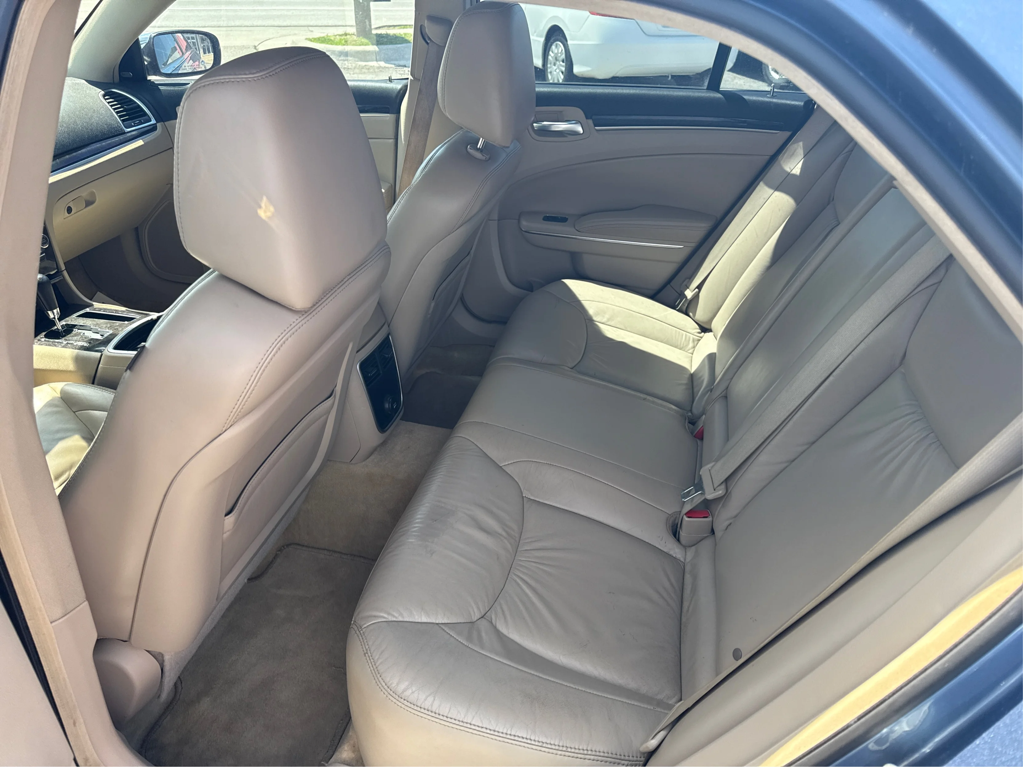 Used 2011 Sapphire Crystal Met Chrysler Limited image 10