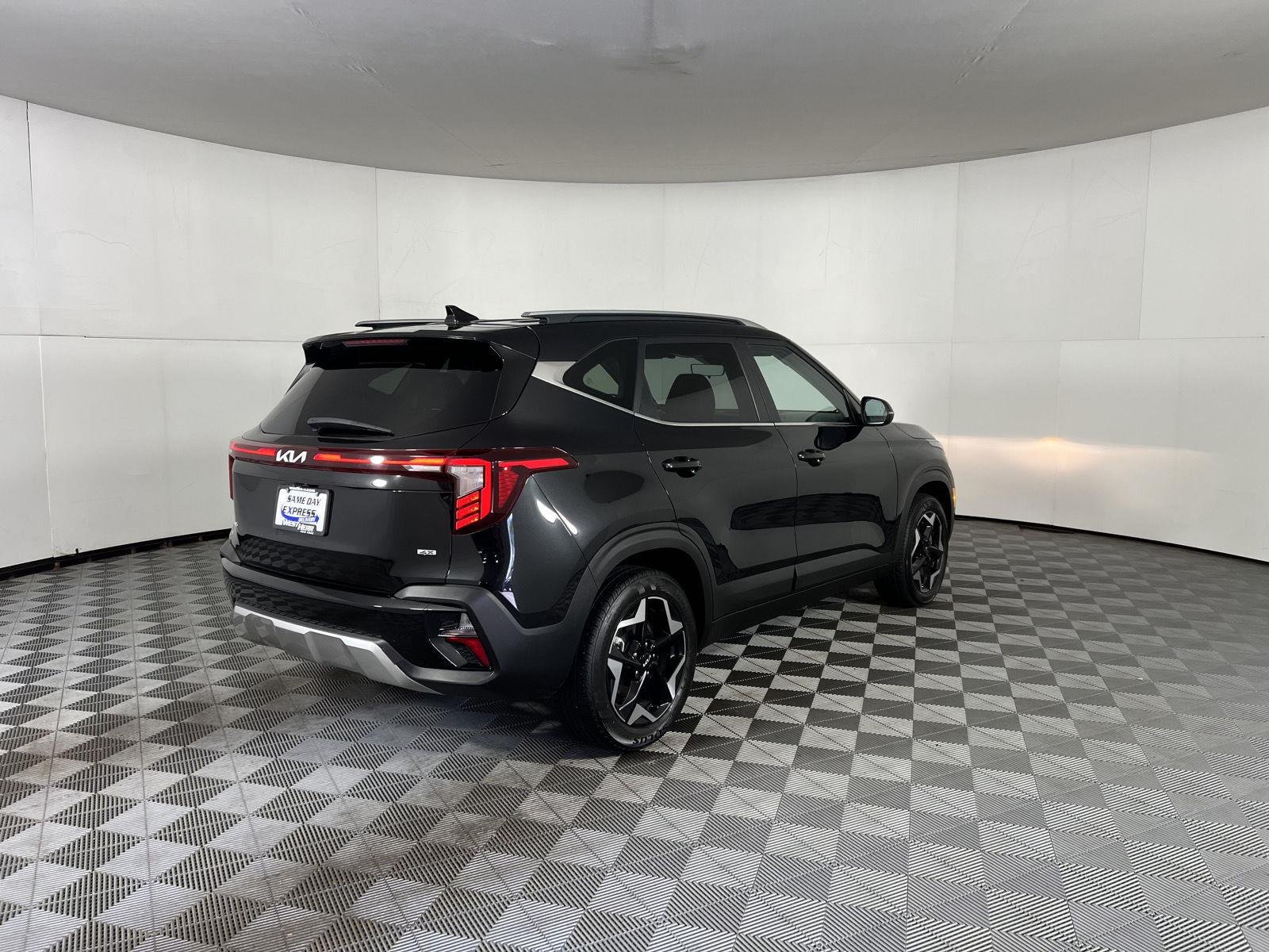 Used 2024 Fusion Black Kia EX image 10