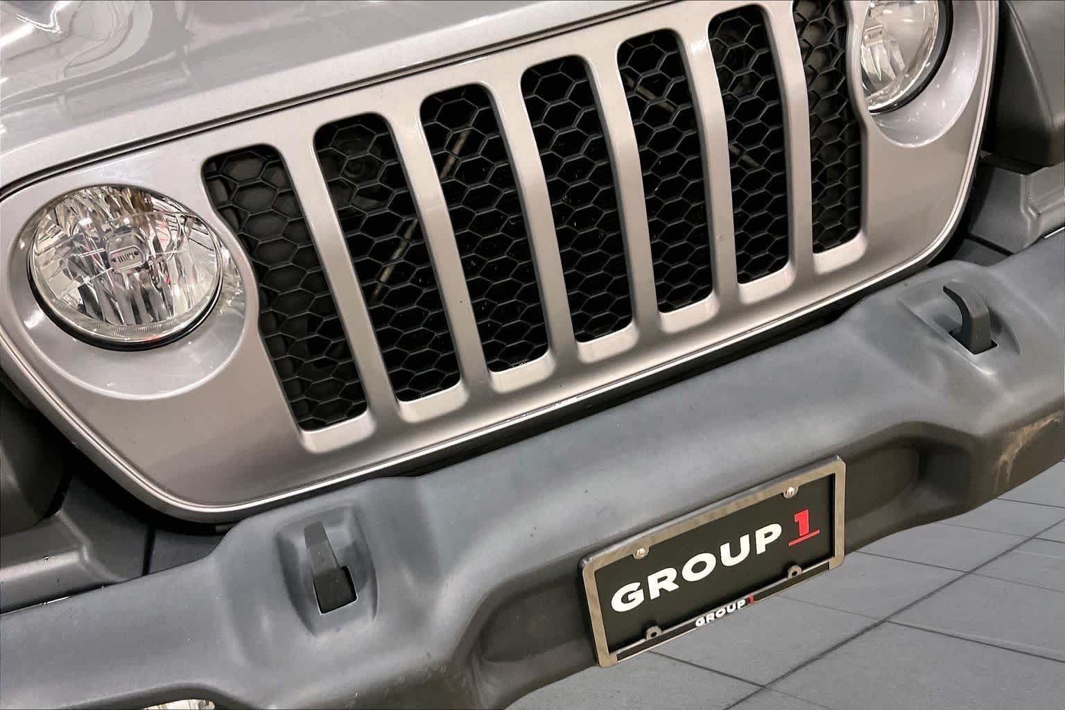 Used 2020 Billet Silver Metallic Clearcoat Jeep Sport S image 30