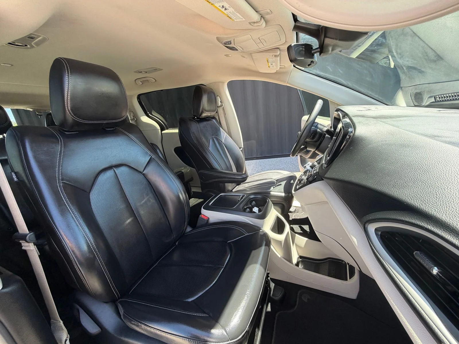 Used 2023 Black Chrysler Touring L image 33