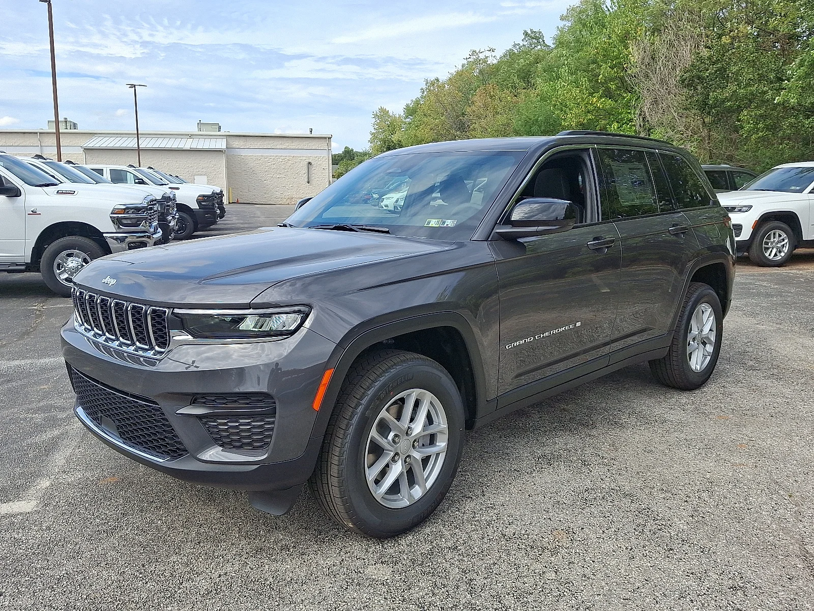 New 2025 Baltic Gray Metallic Clear-Coat Exterior Paint Jeep Laredo X image 4