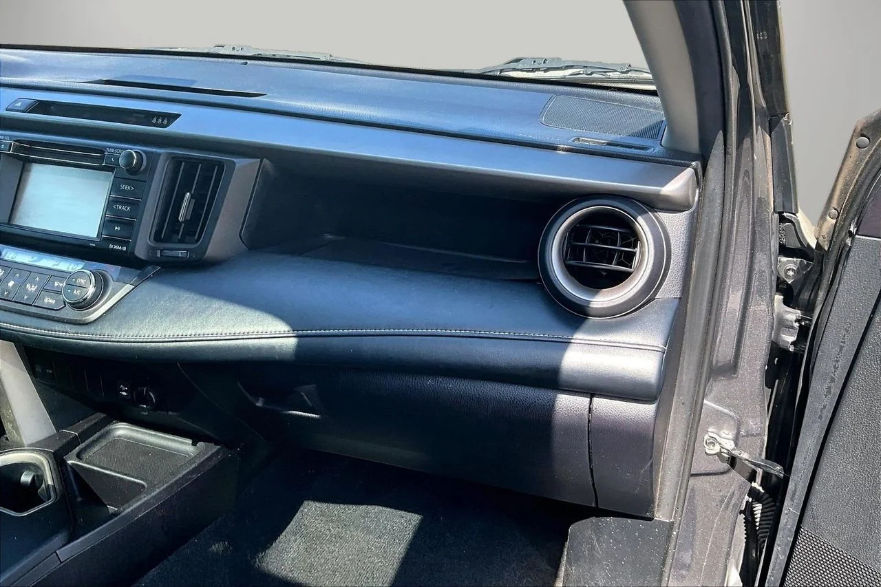 Used 2018 Gray Toyota XLE image 19