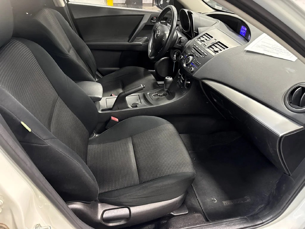 Used 2013 White Mazda i Sport image 13