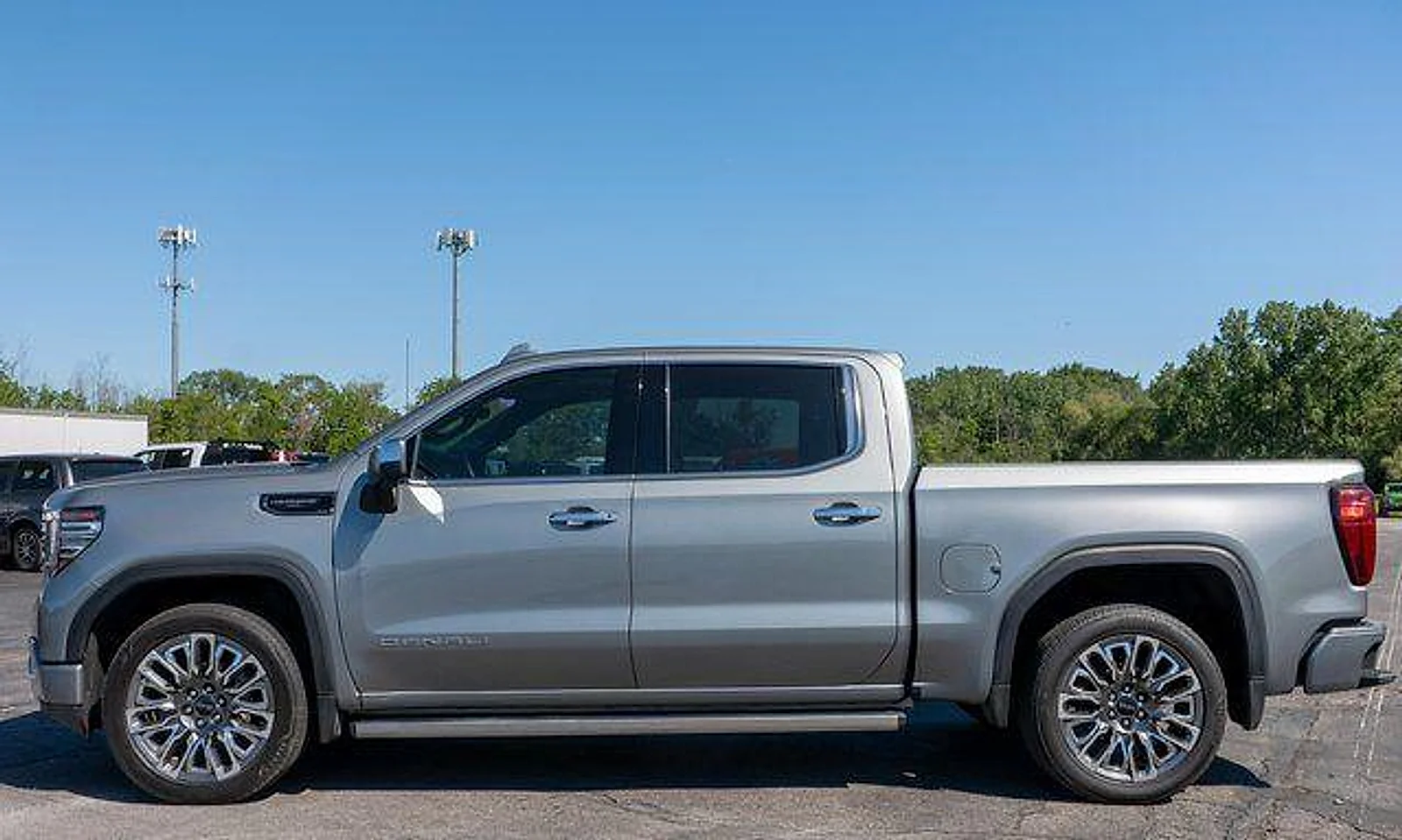 Used 2023  GMC Denali Ultimate image 9