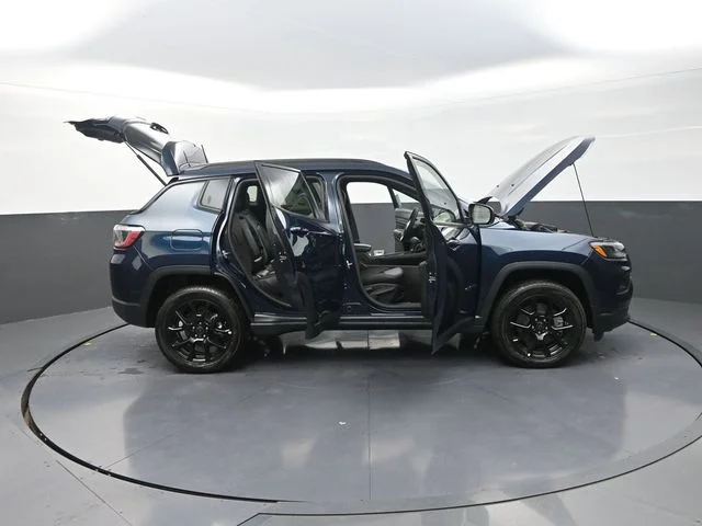New 2026 Fathom Blue Pearl-Coat Exterior Paint Jeep Latitude image 39