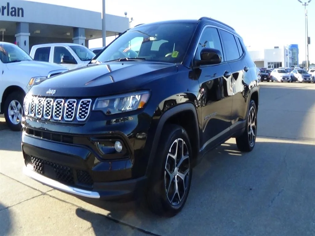 Used 2024 Diamond Black Crystal Pearl Coat (pxj) Jeep Limited image 2