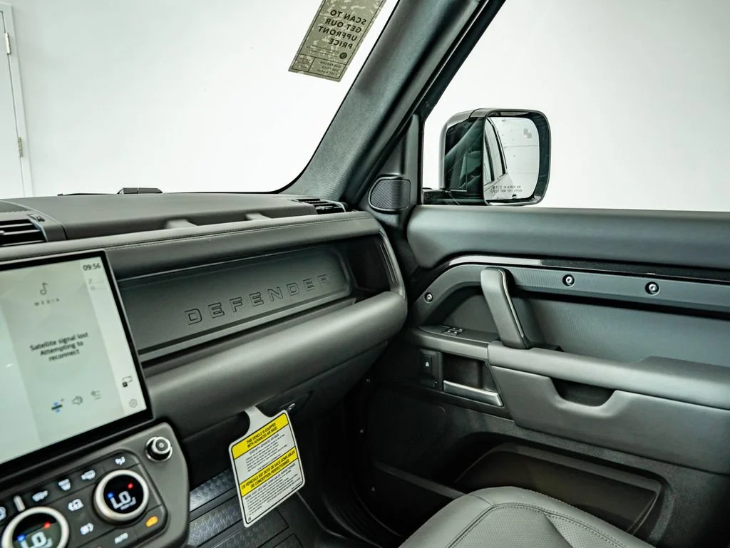 New 2026 Santorini Black Land Rover X-Dynamic SE image 29