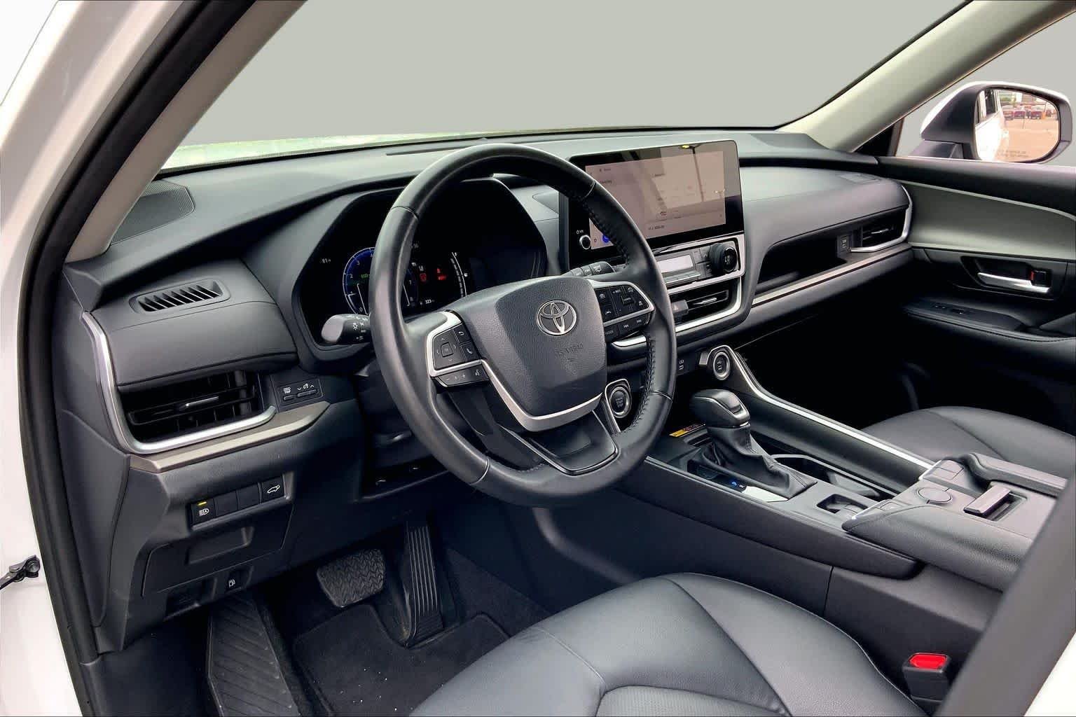 Used 2025 Wind Chill Pearl Toyota XLE image 17