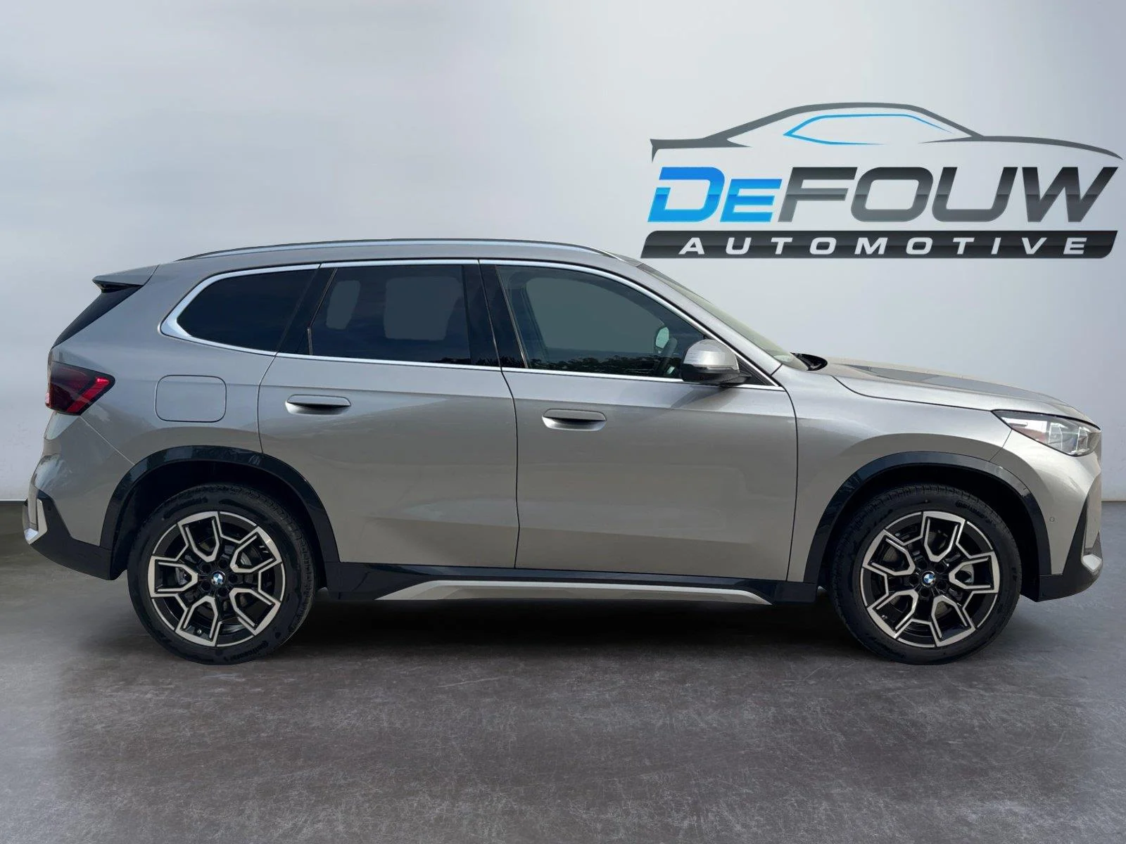 New 2027 Space Silver Metallic BMW xDrive28i image 2