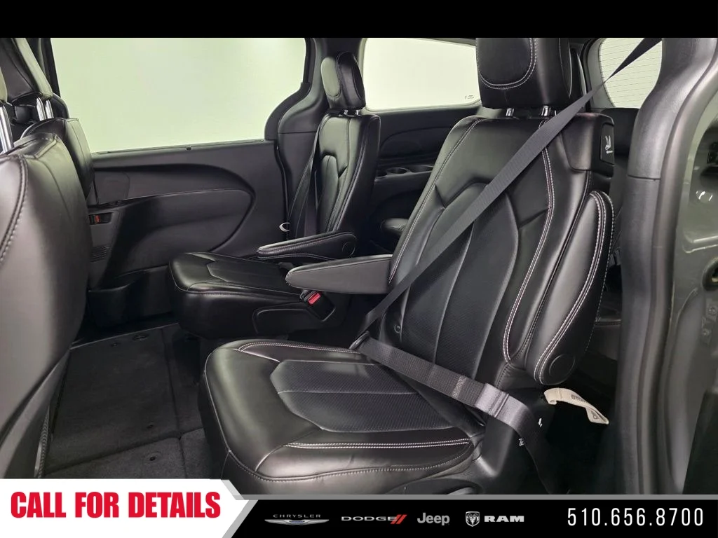 New 2025 Ceramic Gray Clear-Coat Exterior Paint Chrysler Select image 19
