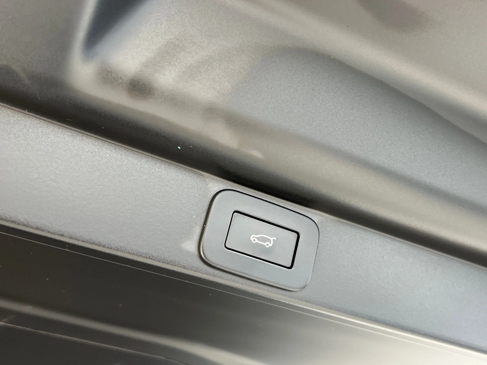 Used 2024 White Land Rover SE image 29