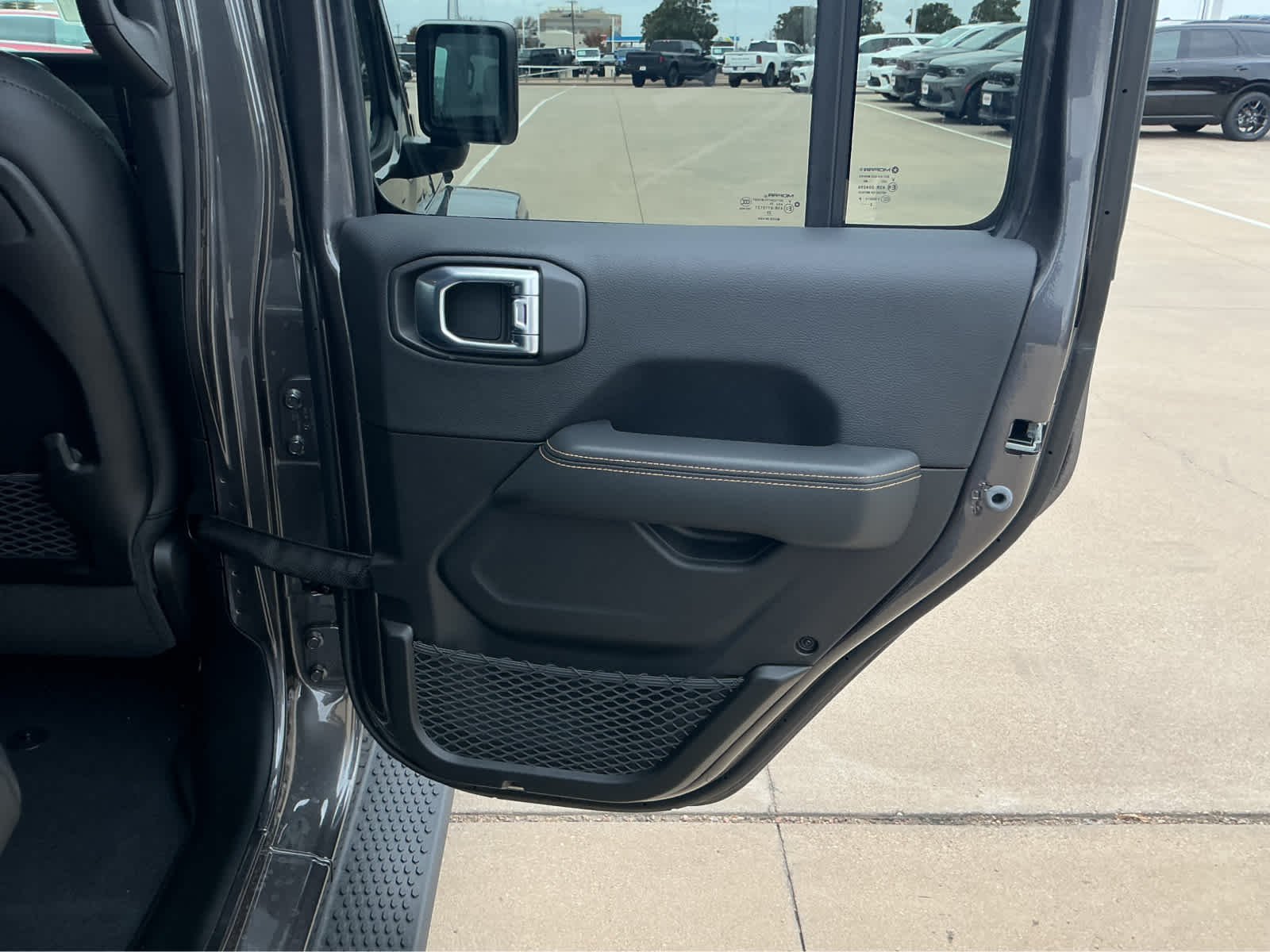 New 2026 Granite Crystal Metallic Clear-Coat Exterior Paint Jeep Sahara image 19