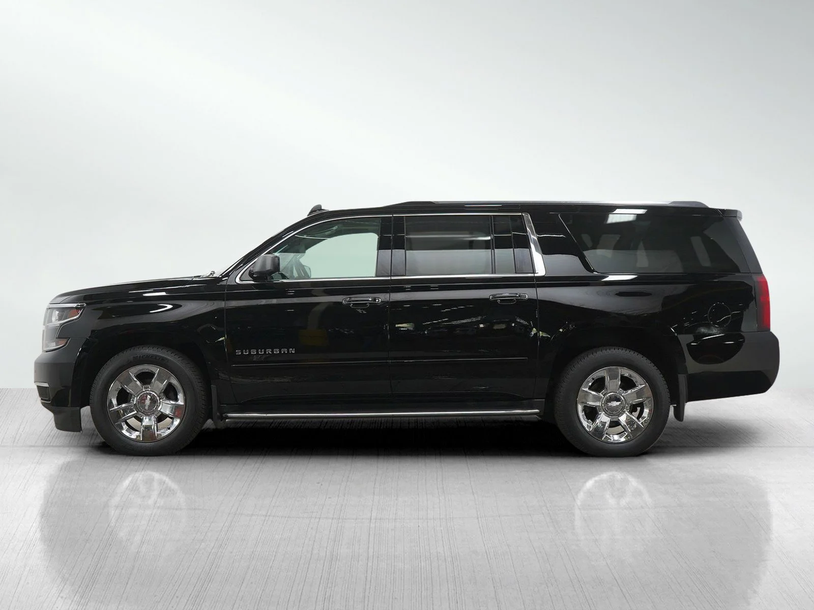 Used 2019 Chevrolet Suburban Premier with VIN 1GNSKJKC4KR245583 for sale in Hopkins, Minnesota