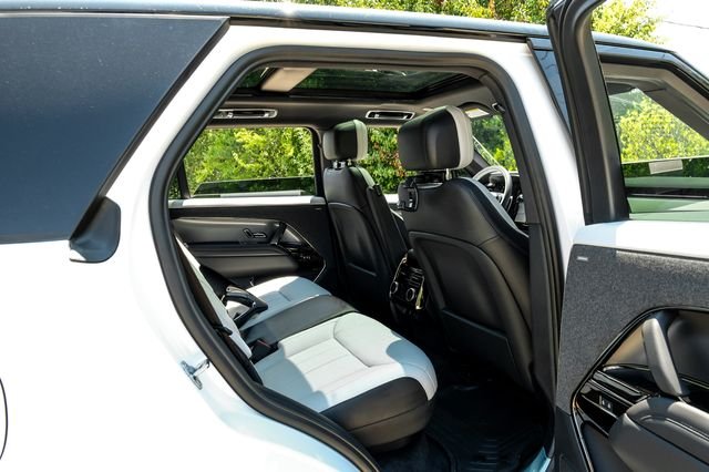 New 2026 Ostuni Pearl White Premium Metallic Land Rover Dynamic SE image 47
