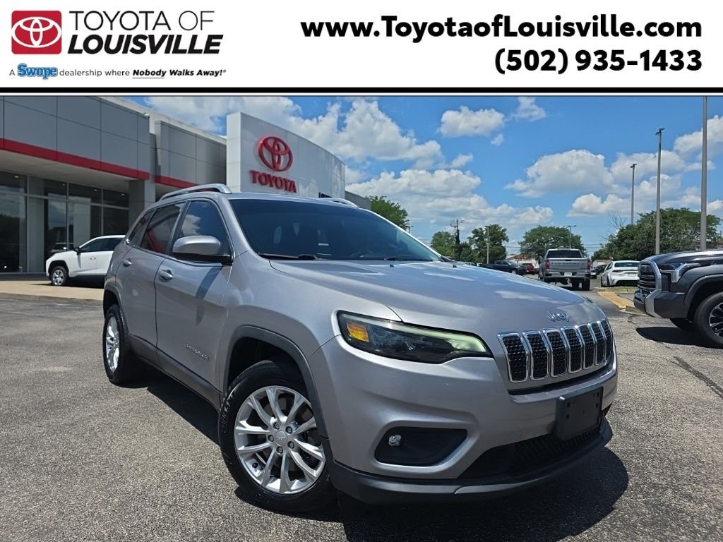 Used 2019 Silver Jeep Latitude image 1