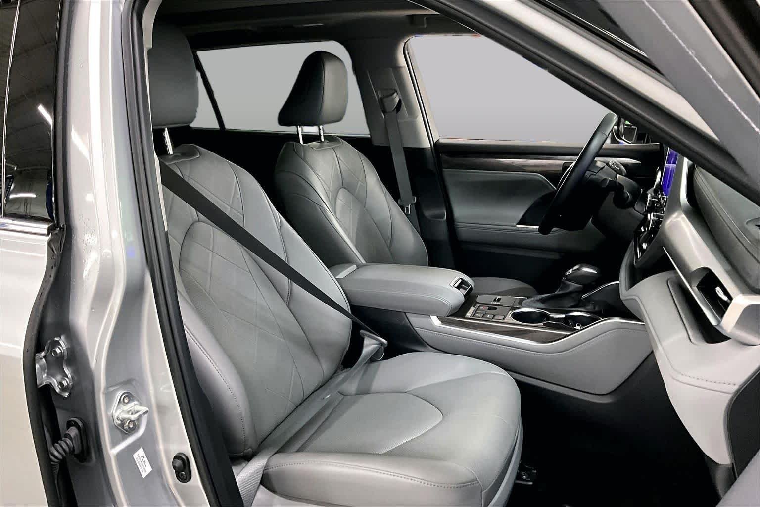 Used 2023 Celestial Silver Metallic Toyota Platinum image 9
