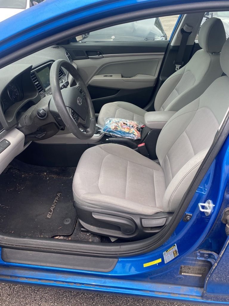Used 2017 Electric Blue Hyundai SE image 4