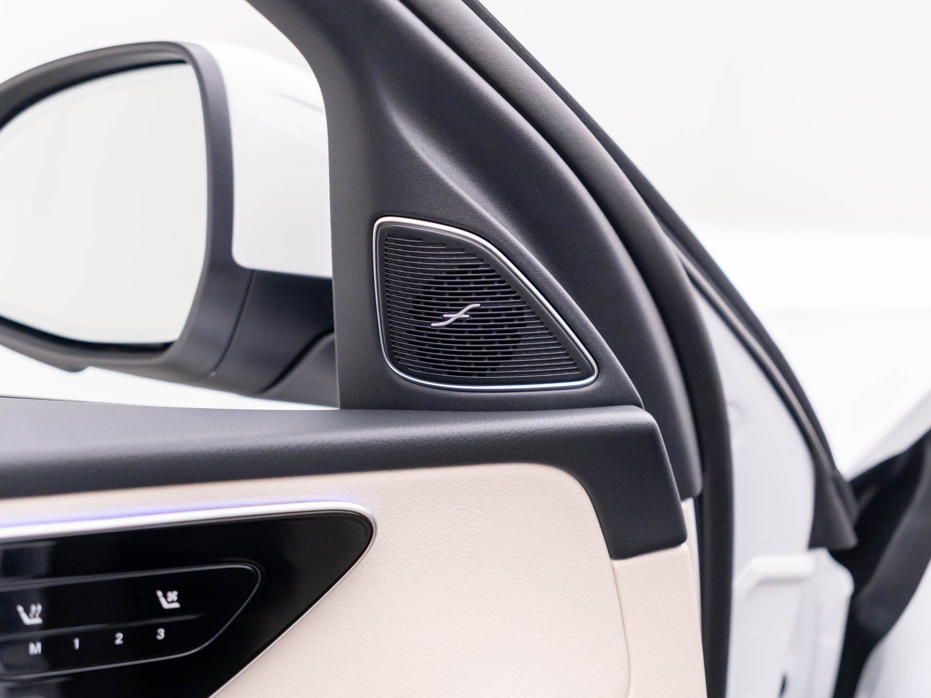 New 2026 MANUFAKTUR Moonlight White Metallic Mercedes-Benz C 300 image 17
