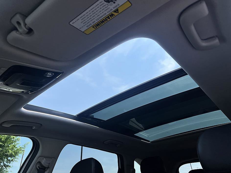 Used 2022 Snow White Pearl Kia EX image 19