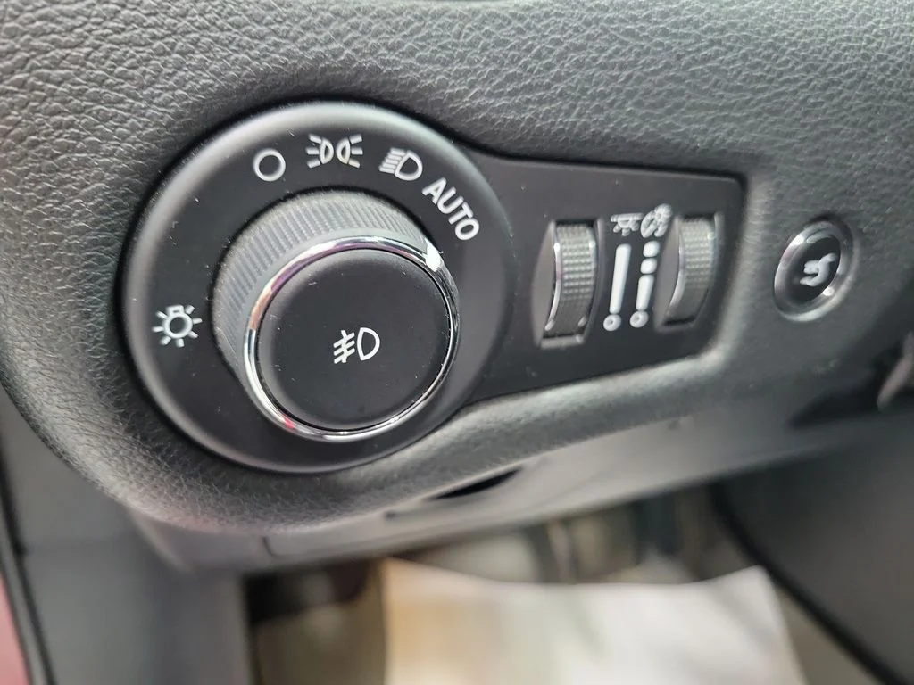 Used 2015 Red Jeep Latitude image 30