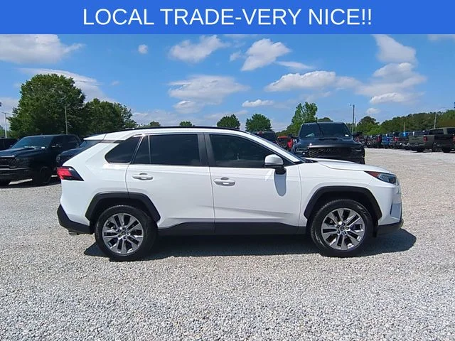 Used 2019 White Toyota XLE Premium image 6