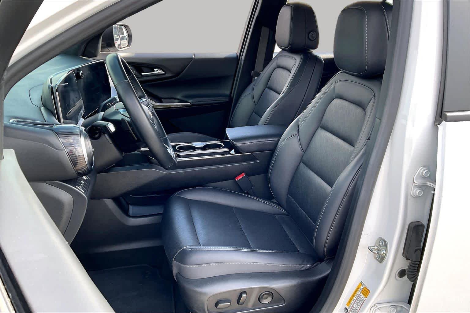 Used 2025 Summit White Chevrolet FWD LT image 8