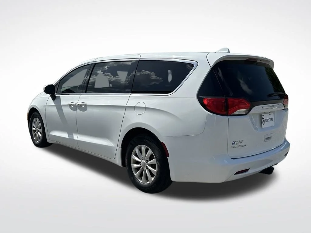 Used 2017 White Chrysler Touring image 5