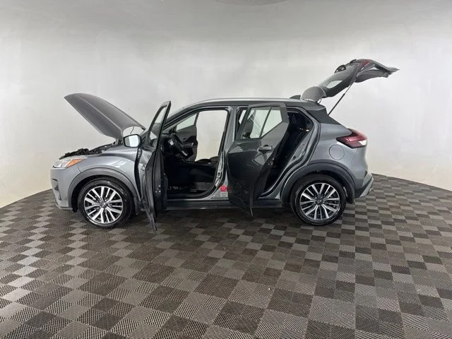 Used 2023 Gray Nissan SV image 9