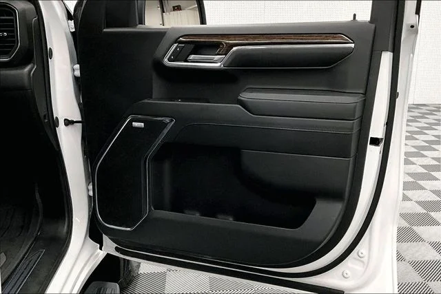 Used 2024 Summit White GMC Elevation image 22