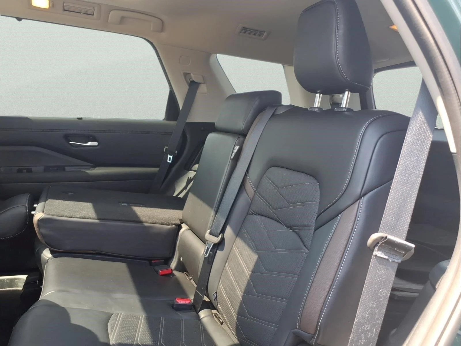 Used 2025 Obsidian Green Pearl Nissan Platinum image 9