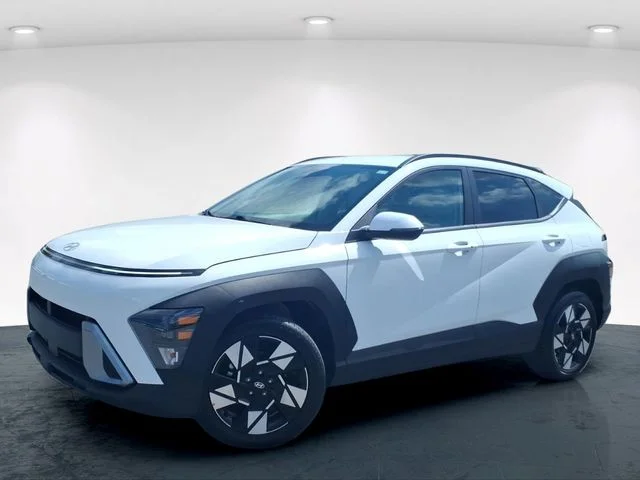 Used 2025 White Hyundai SEL image 2