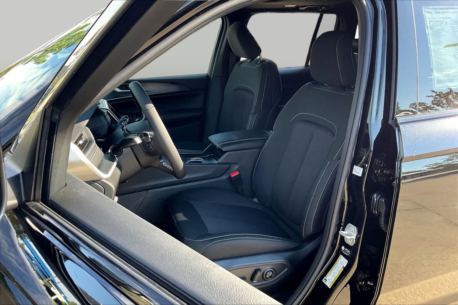 New 2025 Diamond Black Crystal Pearl-Coat Exterior Paint Jeep Laredo X image 9