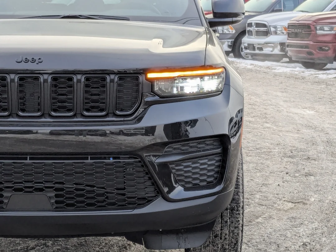New 2025 Black Jeep Altitude - - 4x4 - Power Sunroof - Power Liftgate - Wireless Charging - 20 Black Wheels & More! image 10