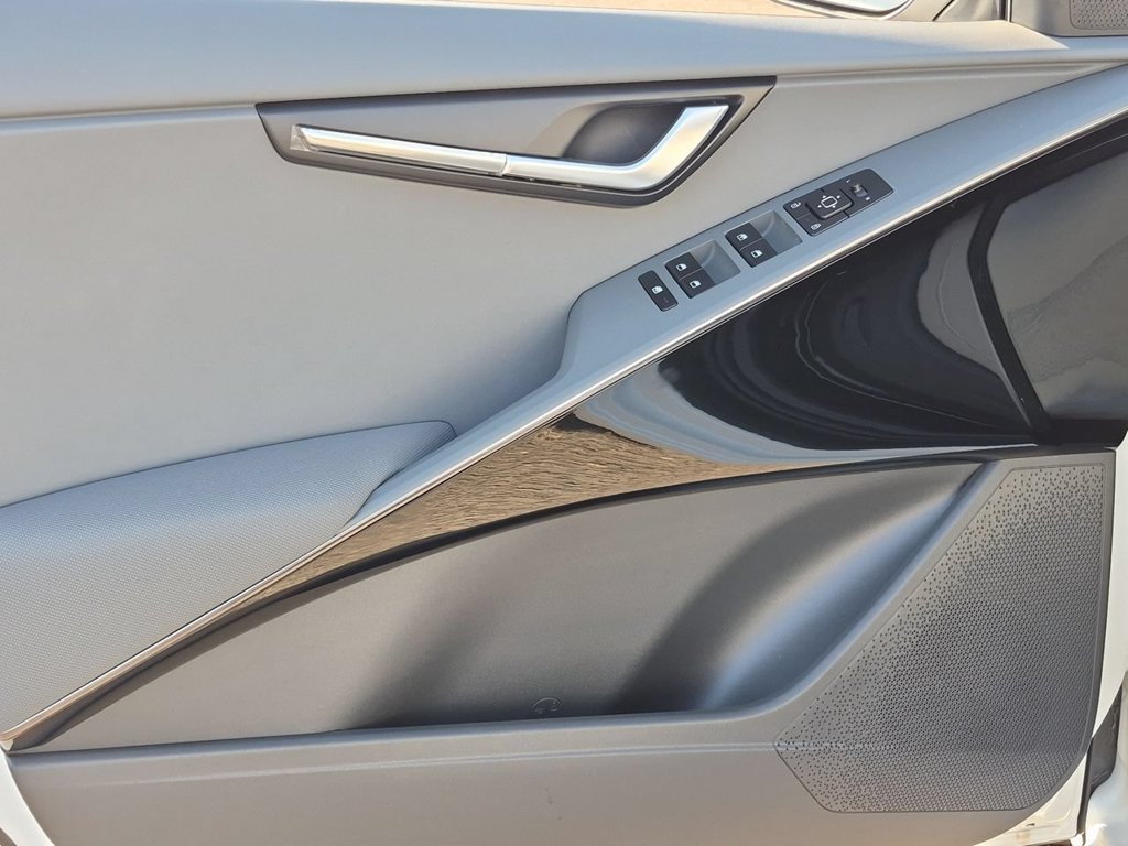 New 2026 Snow White Pearl Kia EX image 22