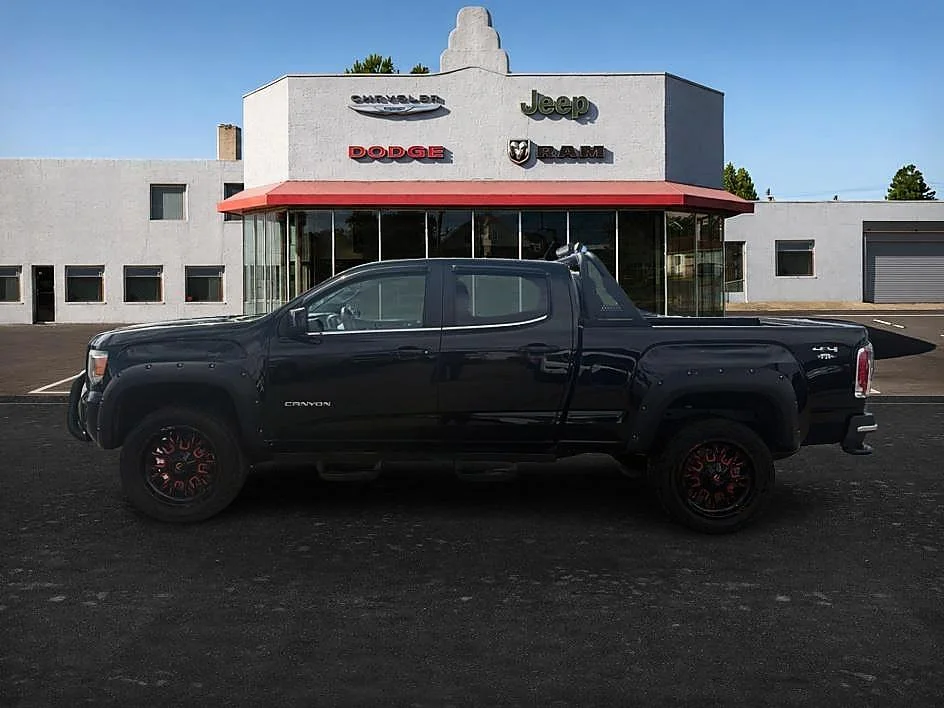 Used 2016 Onyx Black GMC 4WD SLE image 3