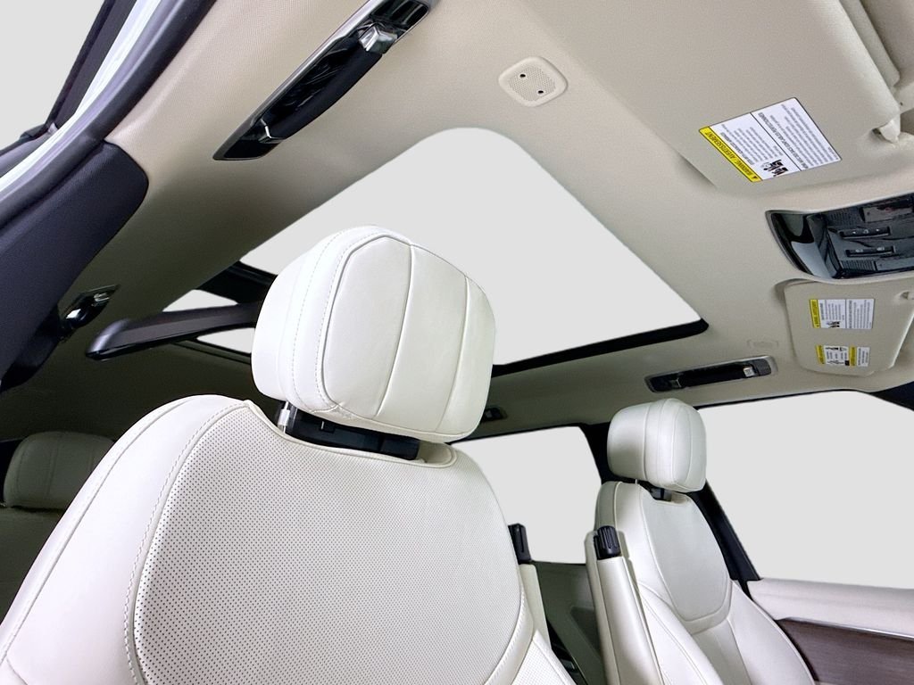 New 2026 Fuji White LAND ROVER SE 7 Seats image 18