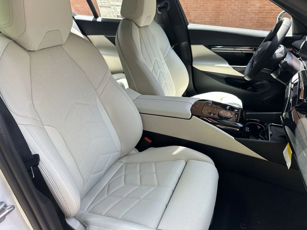 Used 2026 White BMW xDrive40 image 27