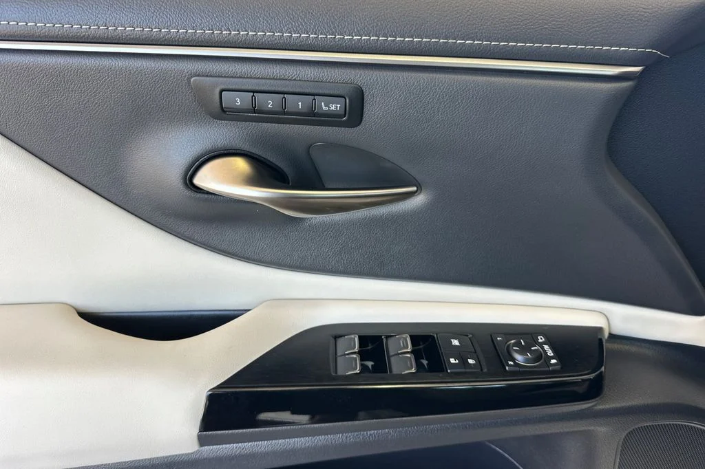 Used 2025 White Lexus 350 image 11