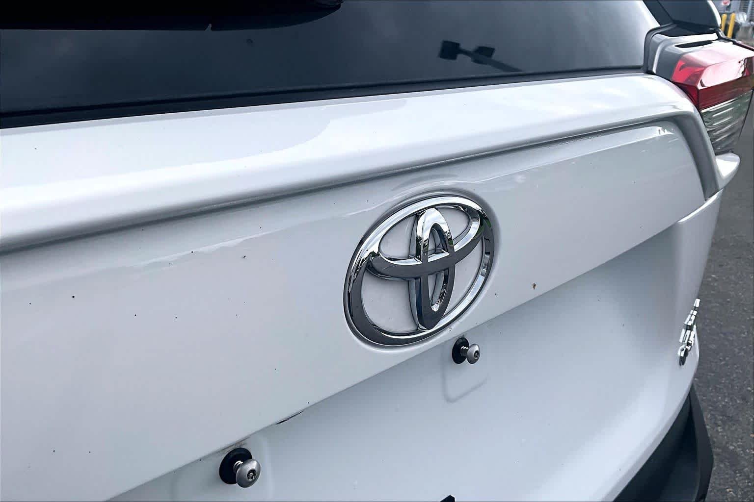 Used 2025 Ice Cap Toyota Hybrid XLE image 31