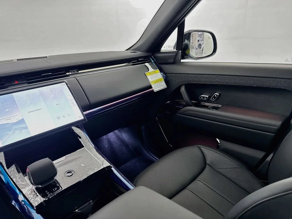 New 2027 Santorini Black Land Rover Dynamic SE image 24