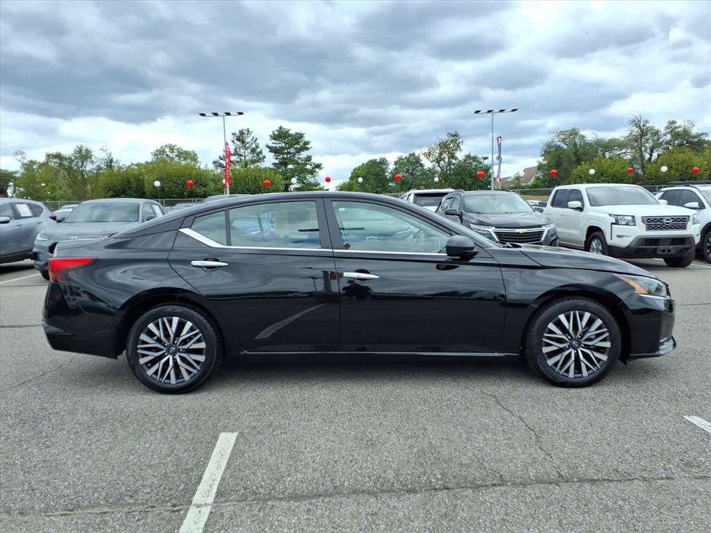 Used 2025 Black Nissan 2.5 SV image 3